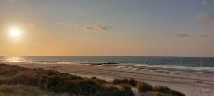 Foto gemaakt door Arnout Bolt - Vlieland - De ondergaande zon op Vlieland gisteravond.