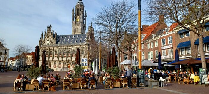 Foto gemaakt door Anne-Marie van Iersel - Middelburg - Bomen zijn bijna kaal, maar de terrassen zijn nog goed gevuld! 