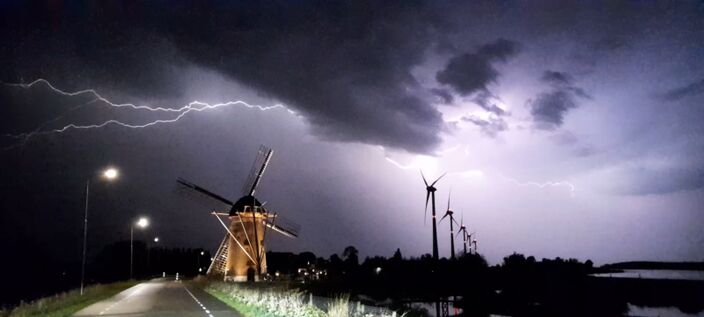 Foto gemaakt door Vincent Seele  - Nieuw Beijerland - Na de 'verrassing' van gisteravond volgt vanavond opnieuw onweer.