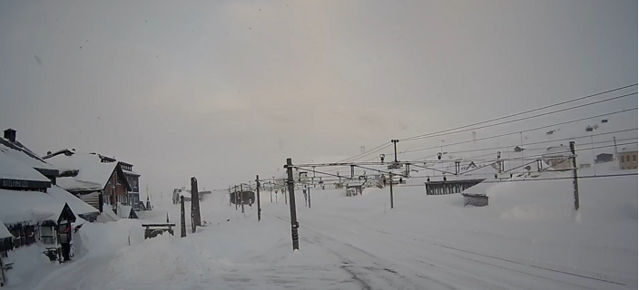 Foto gemaakt door Webcam - Finse - De westcirculatie die ons zulk zacht weer brengt, is er in Noorwegen de oorzaak van dat de bergen steeds dieper in de sneeuw verzinken. Het sneeuwt maar door, zoals hier in Finse.