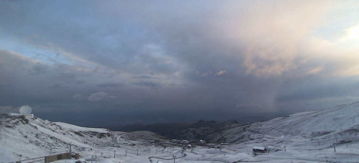 Foto gemaakt door Webcam - Sierra Nevada - In de Sierra Nevada bij Granada brachten de buien op de hoogste delen een dun laagje sneeuw. 