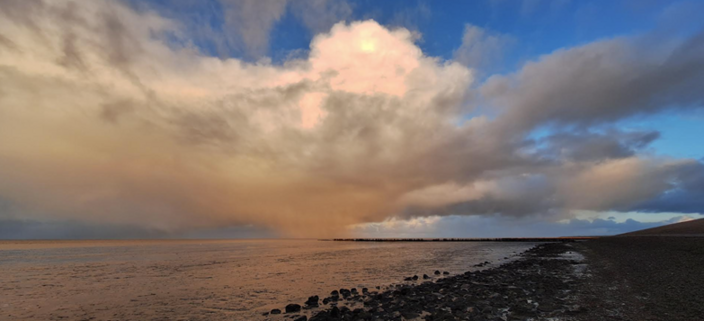 Foto gemaakt door Arnout Bolt - Wierum - Een blik naar het noorden en je ziet winterse buienwolken