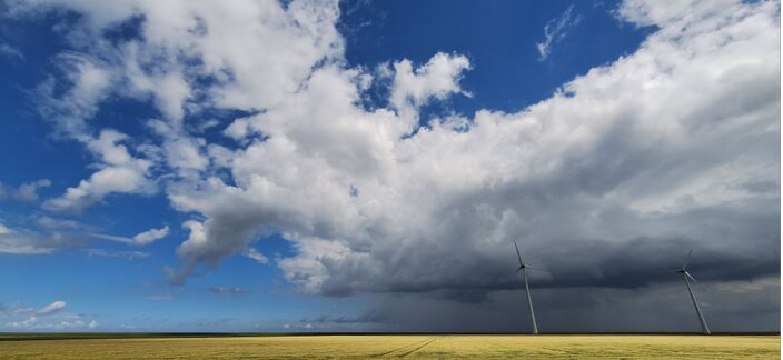 Foto gemaakt door Arnout Bolt - Eemshaven - Donkere regenluchten van de afgelopen tijd hebben te maken met de straalstroom