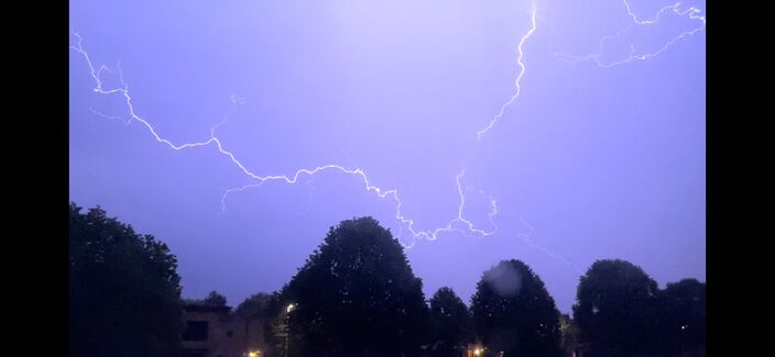 Foto gemaakt door Eva Sandelowsky - Apeldoorn - Voor hevige onweersbuien kan het KNMI een kleurcode uitgeven wegens schadelijke hagel, windstoten en/of veel regenval binnen korte tijd