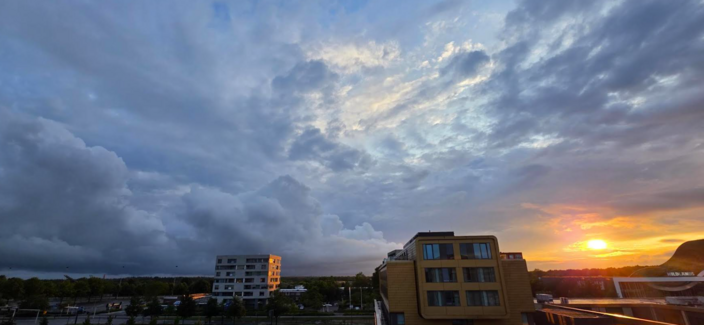 Foto gemaakt door Tina Pruim - Emmen - Dynamische luchten op zondagavond