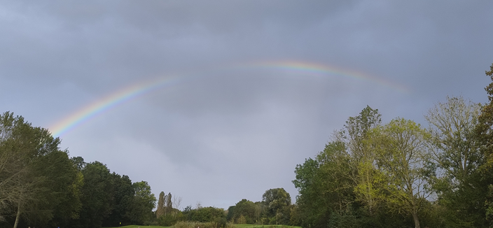 Foto gemaakt door Ellen van Balderen - Haarlem - Regenboog met donkere lucht