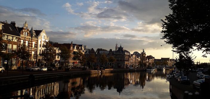 Foto gemaakt door Henk Jager - Haarlem - Vanochtend trokken ook nog wat wolkenveldjes over het land.