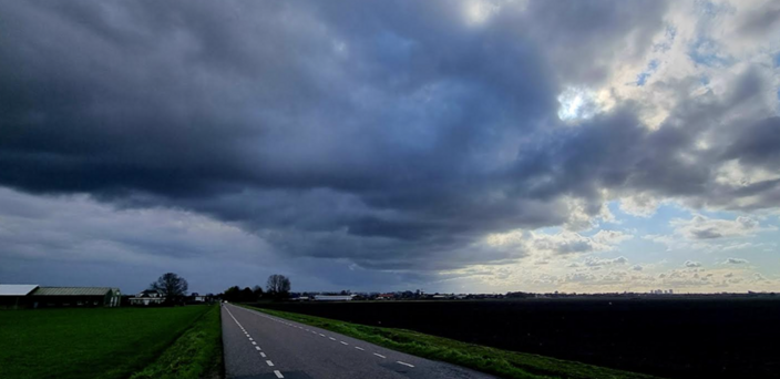 Foto gemaakt door Ed Odijk - Hazerswoude-dorp - Dreigende wolken: neerslag op komst?