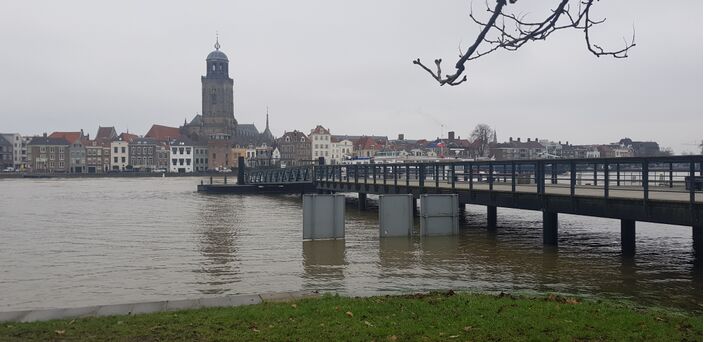 Foto gemaakt door Marianne Steenbergen - Deventer - Door de vele regen van de afgelopen tijd staat ook het water in de IJssel bij Deventer erg hoog