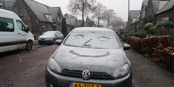 Foto gemaakt door Ton de Brabander - Renkum - Bij Ton werd het niet echt wit, maar bleef de sneeuw wel op o.a. de auto's liggen.