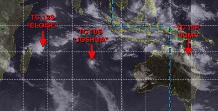 Foto gemaakt door Joint Tyfoon Warning Center - Indische Oceaan - Drie tropische cyclonen op een rij
