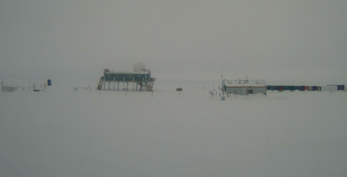 Foto gemaakt door Webcam - Summit camp / Groenland - Het onderzoeksstation op de top van de Groenlandse ijskap. Het vriest er nog net.