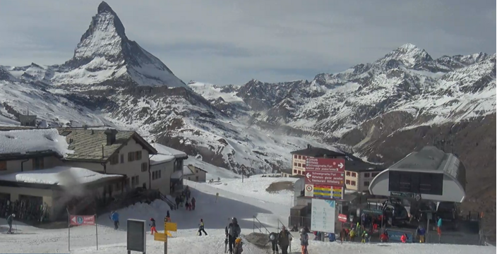 Foto gemaakt door Webcam - Zermatt - Op de webcam bij de Matterhorn is duidelijk te zien hoe weinig sneeuw er ligt. Overigens is het skigebied gewoon open. 