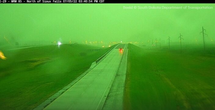 Foto gemaakt door Webcam - Het noorden van Sioux Falls - South Dakota - USA - Groene lucht voor een lijn met zware onweersbuien uit.