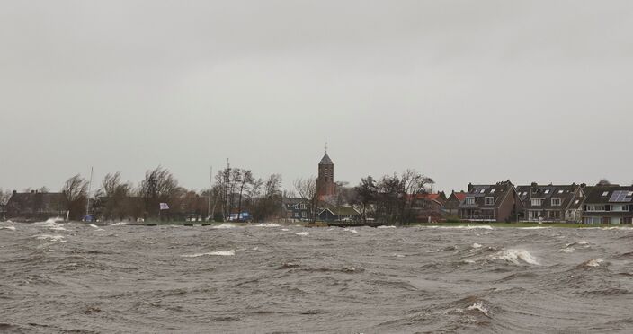 Foto gemaakt door Ton Wesselius - Rijnsaterwoude - Momenteel doet het weer herfstachtig aan.