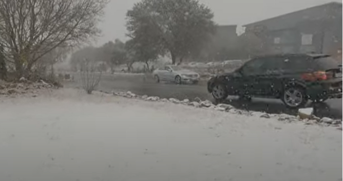 Foto gemaakt door Still uit video - Johannesburg - Inwoners van de Zuid-Afrikaanse stad Johannesburg en het omliggende gebied Gauteng keken maandagochtend hun ogen uit toen het begon te sneeuwen.