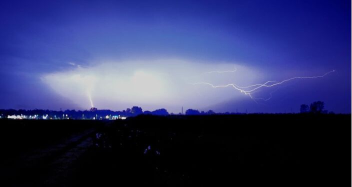 Foto gemaakt door Jelmer van der Graaff - Wageningen - Gisteravond kwam het vooral in het oosten en zuidoosten tot enkele stevige regen- en onweersbuien.