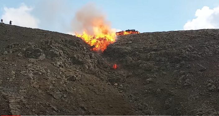 Foto gemaakt door Still van video - Geldingadalur - Een 'waterval' van lava stort op IJsland een vallei in. 