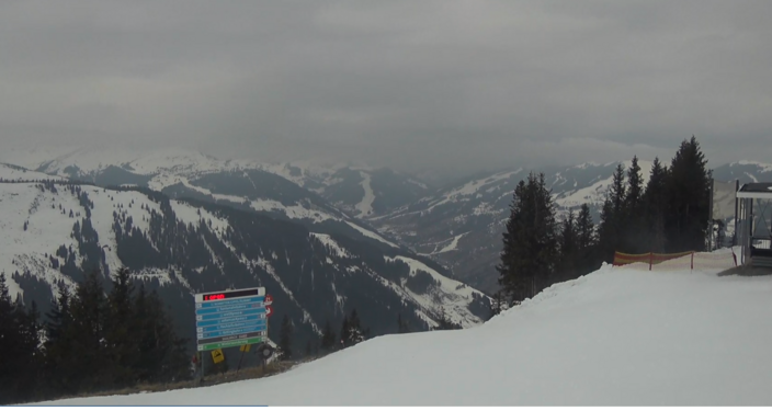 Foto gemaakt door Webcam - Zell am See - Na een lange, zachte periode waarin de sneeuw in de Alpen het lastig had, is eindelijk een nieuwe vracht verse sneeuw onderweg. Vanaf morgenavond is het zover.