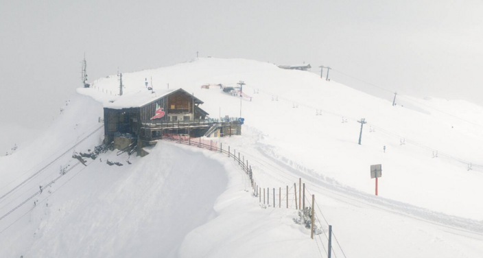 Foto gemaakt door Webcam - Seceda - Ook in de Alpen is veel neerslag gevallen, op grote hoogte in de vorm van sneeuw. Het webcambeeld laat de situatie van vanochtend in Val Gardena zien.