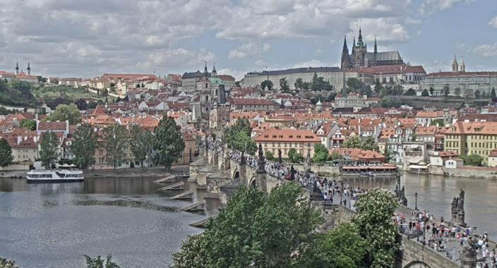 Foto gemaakt door Webcam - Praag - Grote delen van Europa kampen met droogte, zoals het stroomgebied van de Donau. Op de foto stroomt de Donau door Praag.