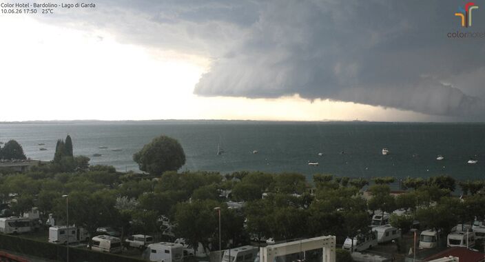 Foto gemaakt door foto-webcam - Lago di Garda, Italië - Deze webcam toonde het indrukwekkende beeld van een supercell boven het Gardameer op 10 juni Foto gemaakt door foto-webcam - Lago di Garda, Italië - Deze webcam toonde het indrukwekkende beeld van een supercell boven het Gardameer op 10 juni