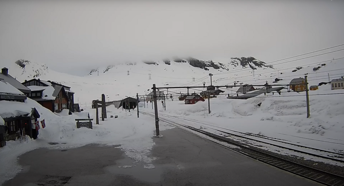 Foto gemaakt door Webcam - Finse - De sneeuw bij het treinstation van Finse in Noorwegen gaat nu eindelijk smelten. Dit was de situatie van vanochtend (4 mei 2023).