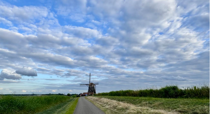 Foto gemaakt door Jolanda Bakker - Zevenhuizen - De aanlandige zeewind geeft koelere dagen met wolkenvelden