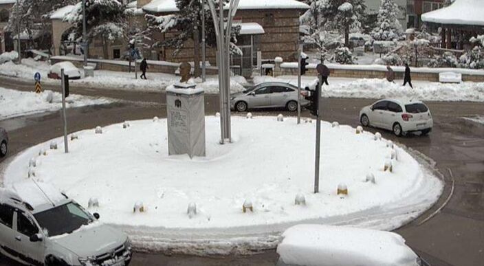 Foto gemaakt door Webcambeeld  - Seydisehir - Turkije - In Turkije valt momenteel flink wat sneeuw. Veel getroffen gebieden zijn hierdoor slecht bereikbaar.