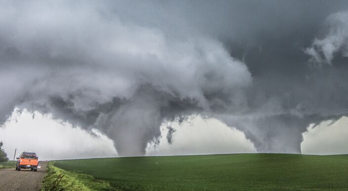 Foto gemaakt door NOAA Weather in Focus Photo Contest 2015 | Ethan Schisler - Wisner, Nebraska - Een tweeling tornado van klasse EF4, die plaatsvond op 16 juni 2014