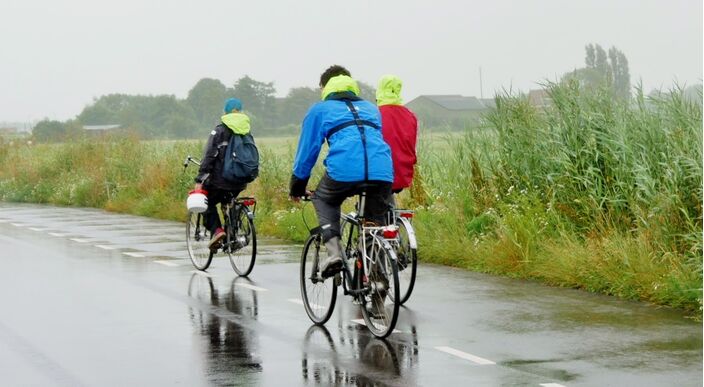 Foto gemaakt door Ton Wesselius  - Warmond - Tijdens het dauwtrappen is het niet altijd even fraai weer. 