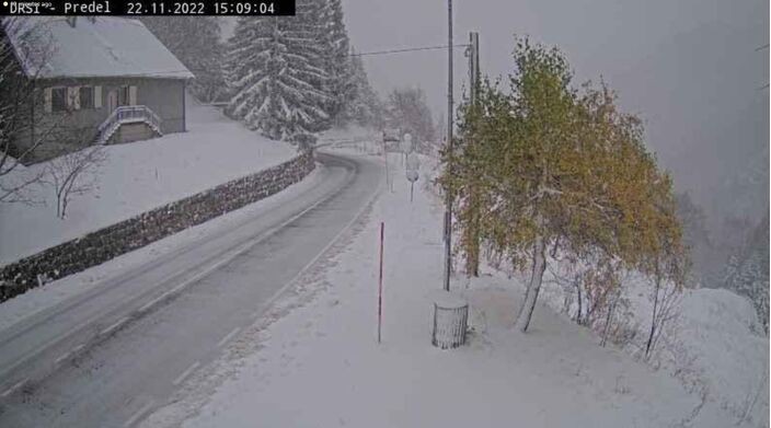 Foto gemaakt door Webcambeeld van dinsdag 22 november 2022 - Predel - Slovenië - In het grensgebied van Italië en Slovenië valt momenteel ook flink wat sneeuw.