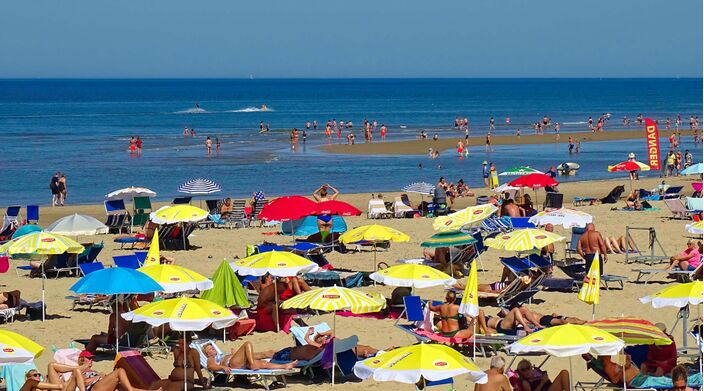 Foto gemaakt door Sjef Kenniphaas - Egmond aan Zee - In heel het land schijnt de zon vandaag het maximaal aantal haalbare uren en wordt het erg heet. Verder beginnen de regionale hittegolven in het zuiden en oosten.