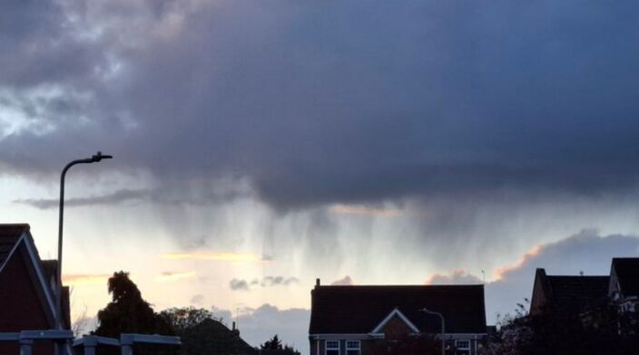 Foto gemaakt door Erica Wallace - Northampton, Engeland - Virga: de slierten onder de wolk is neerslag dat verdampt tijdens het vallen