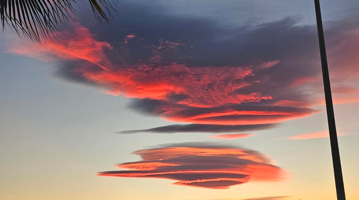 Foto gemaakt door  Cor Loffeld - Malaga - Lenticularis wolken kunnen ontstaan in staande golven wanneer stabiele lucht over een berg of heuvel stroomt.