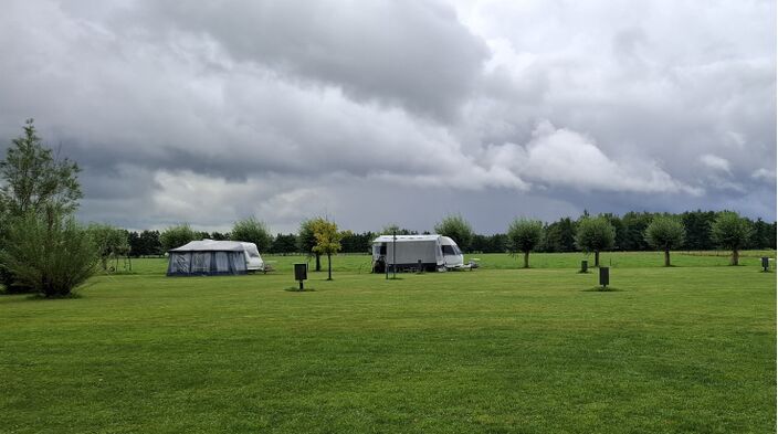 Foto gemaakt door Altjo Wubbema - Emst - Dreigende luchten op een camping; in de toekomst kan dit steeds heviger worden.