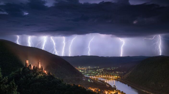 Foto gemaakt door Gijs de Reijke - Eifel - In Brabant was zaterdag tegelijk met een blikseminslag een klik te horen en daarna pas de donder. Hoe komt dat? 