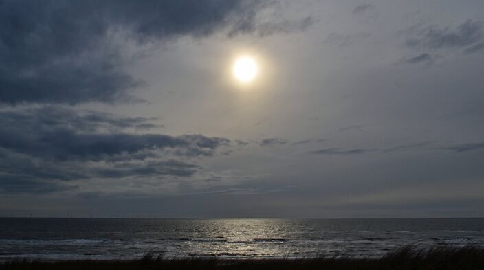 Foto gemaakt door Sjef Kenniphaas - Egmond aan Zee - Een versluierde zon betekent voor het weer vaak niet veel goeds. 