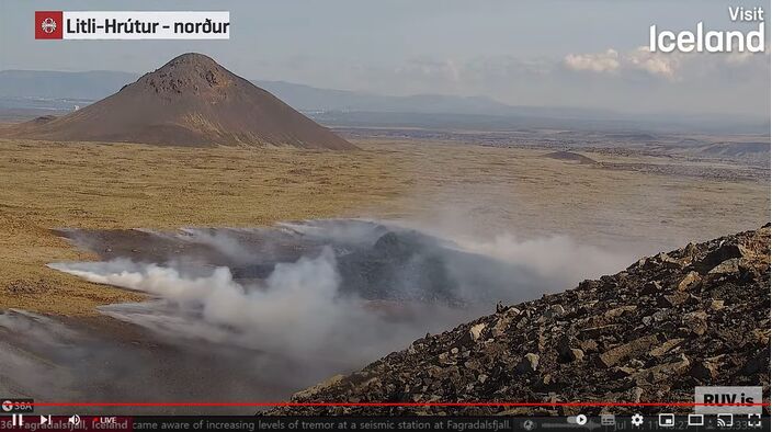 Foto gemaakt door Webcam RUV.is - Litli-Hrutur - IJsland - Uit een circa 200 meter lange scheur stroomt momenteel lava met daarboven flinke rookwolken.