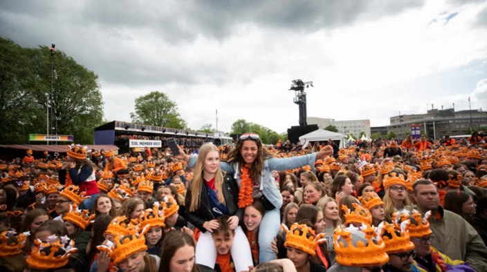 Foto gemaakt door Hart van Nederland - Breda - Tijdens de koningsfestivals zal het eerst nog droog zijn en tussen een mensenmassa is het niet koud.