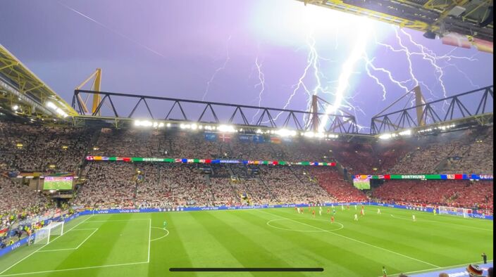 Foto gemaakt door Sebastiaan Stanbury - Dortmund - Onweer en hagel tijdens het duel tussen Duitsland en Denemarken