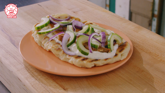 Foto gemaakt door ALDI Kookideetje - Zelfgemaakte naan van de barbecue met tandoori filetlapjes.