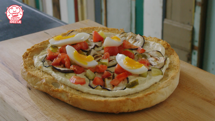 Foto gemaakt door ALDI Kookideetje - Pizza van Turks brood met hummus en gefrituurde aubergine.