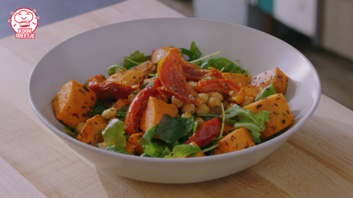 Foto gemaakt door ALDI Kookideetje - Salade met zoete aardappel en kikkererwten.