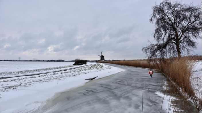 Foto gemaakt door Jolanda Bakker  - Zevenhuizen - Het ijs groeit snel bij strenge vorst, circa 2 tot 3 cm in een nachtje. Maar sneeuw kan een spelbreker zijn!