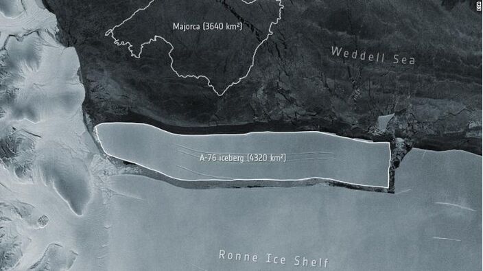 Foto gemaakt door ESA - Antarctica - Een enorme ijsberg is van de Zuidpool afgebroken. 