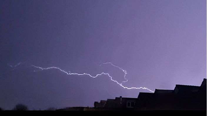 Foto gemaakt door Jannine Kroeze - Dronten - Veel mensen in Noord- en Zuid-Holland, het IJsselmeergebied, Flevoland, Overijssel, Drenthe en Groningen zijn in de nacht wakker geschrokken van zwaar onweer. 