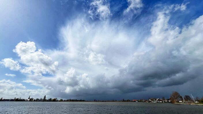 Foto gemaakt door Peter van Beest - Ter Aar - Maart 2026 kende niet alleen zonneschijn, maar ook buien. Deze bui naderde vanuit het noordwesten op 26 maart 2026