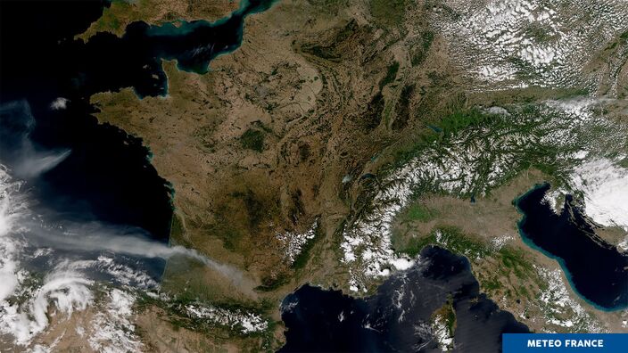 Foto gemaakt door Meteo France  - Op de satellietfoto is de brand bij Bordeaux duidelijk te zien. In het onderstel deel van de atmosfeer blaast de wind de rook naar het westen, daarboven waait een westelijke wind en drijft de rook naar het oosten. 