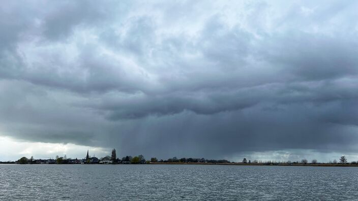 Foto gemaakt door Peter van Beest - Ter Aar - Vorige week vielen er verspreid over het land ook al enkele maartse buien, hier goed te zien in deze prachtige wolkenlucht.